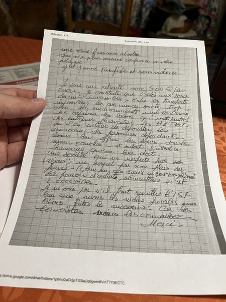 Une vraie française révolter, qui n&rsquo;a plus aucune confiance en votre politique. Gilet jaune pacifiste et sans violence.